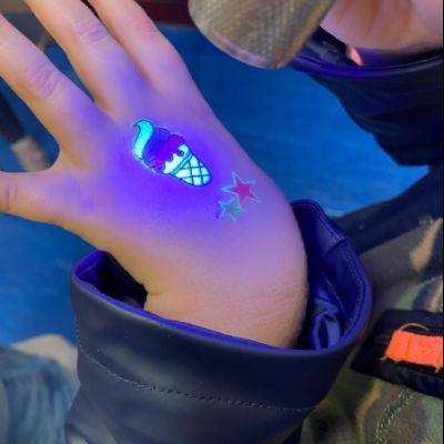 Glowinthedarkfacepaints4)